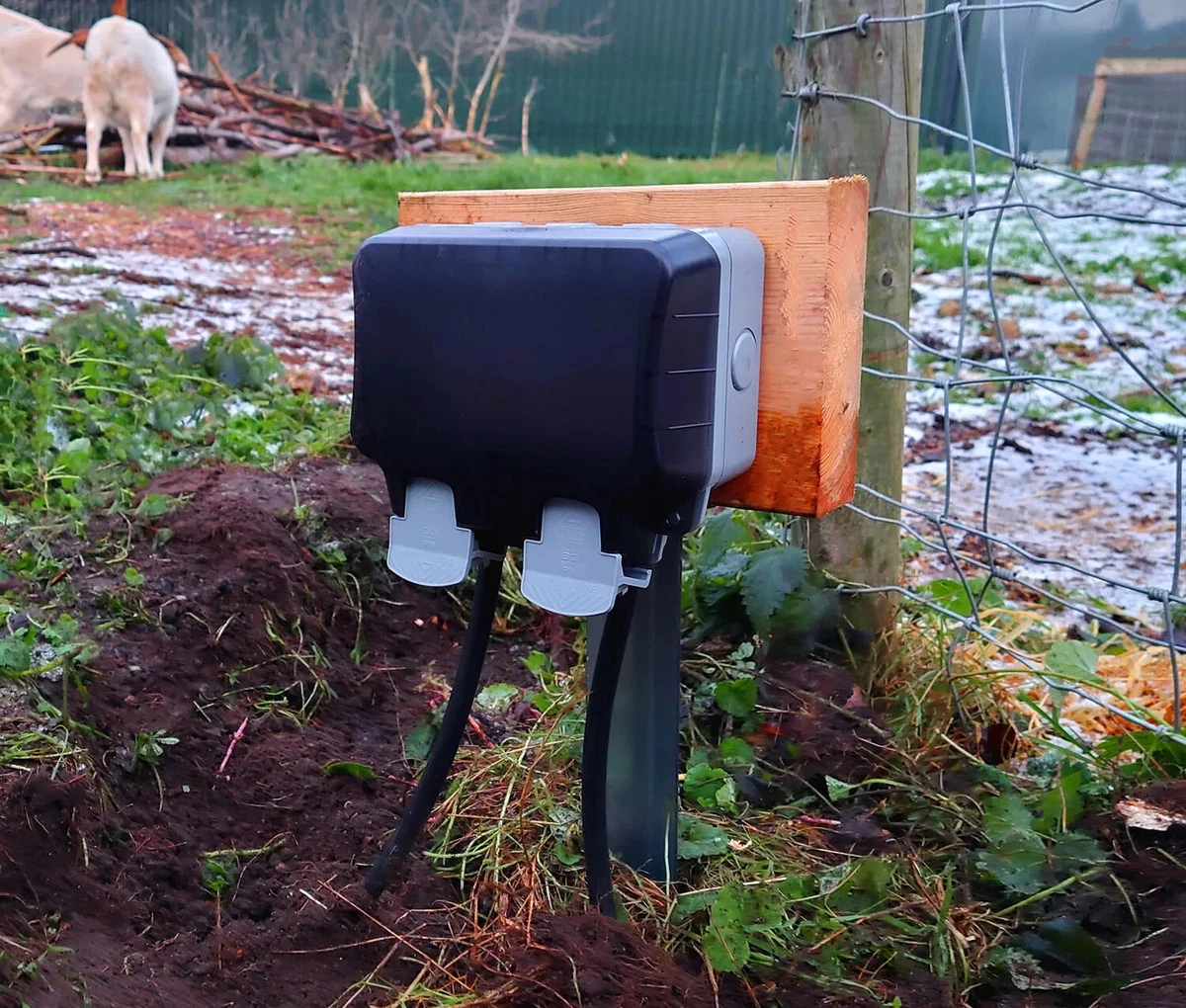 Outdoor Garden External Mains Plug Socket Installation Stake Electric Fence Goat