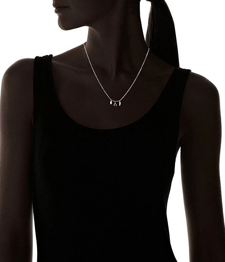 NUEVO Collar Jules Smith Chapado en Oro Ala de Ángel Hamsa Micro Triple Dijes Nuevo con Etiquetas Foto 2 de 2