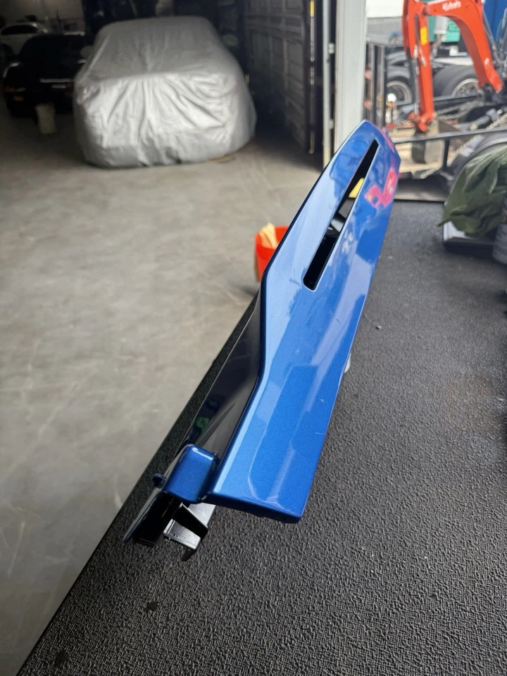 Tercera luz de freno carcasa/panel trasero Lamborghini Huracan. 4T0864284. Foto 4 de 4