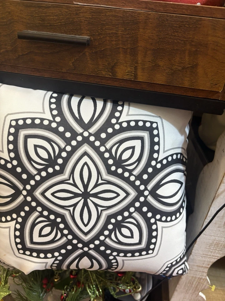 Juego de 2 almohadas decorativas en blanco y negro Foto 3 de 4