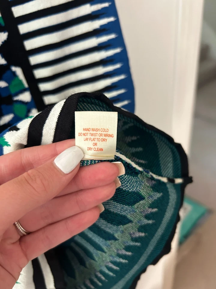 ¡COMO SE VE EN BEYONCÉ! Falda tejida para mujer Torn by Ronny Kobo MEDIANA Foto 2 de 4