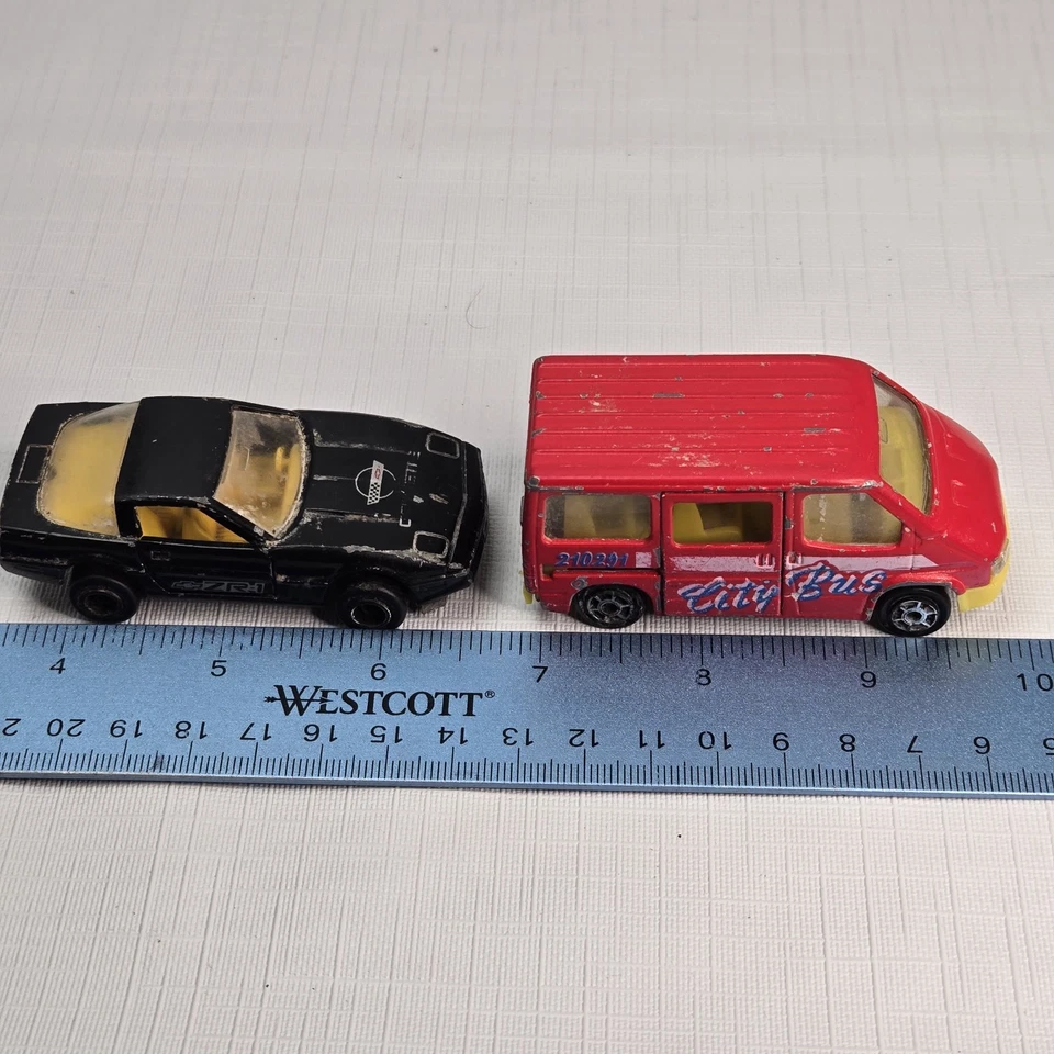 Majorette Diecast City Bus No.243 Rojo y Corvette Z R-1 No.215 Negro Lote de 2 Foto 2 de 4