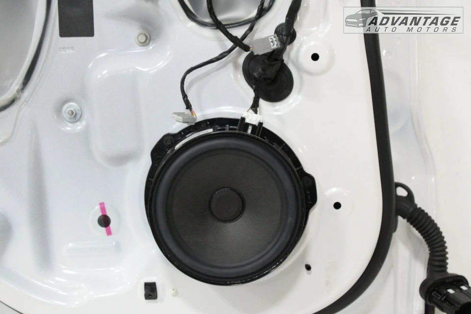 Lincoln MKC 2016-19 panel de carcasa de puerta lateral trasera izquierda blanco platino OEM Foto 4 de 4