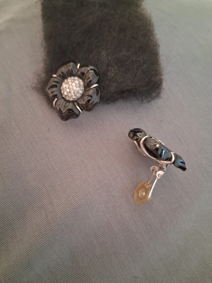 Brincos com clipe de flor de cristal esmaltado preto Swarovski novo com etiquetas - Imagem 3 de 3