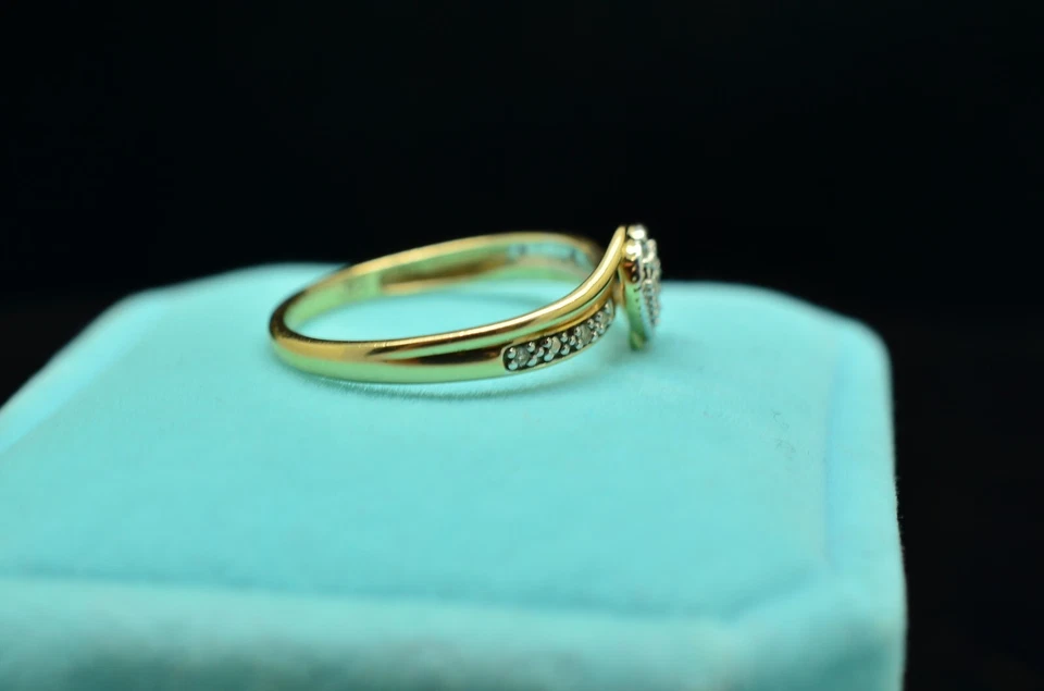 10k Yellow Gold tiny diamond heart design ring band size 6.75 - Image 3 of 4