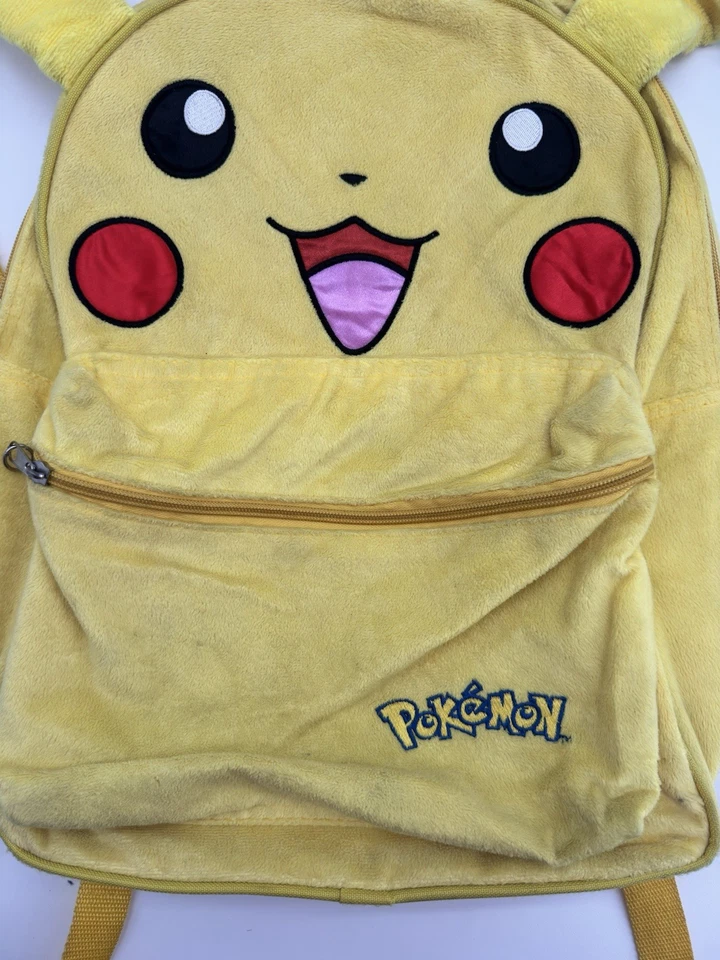 Mochila Pokemon Big Boys Peluche Pikachu 16"" Con Orejas con Cable, Amarilla Foto 2 de 4