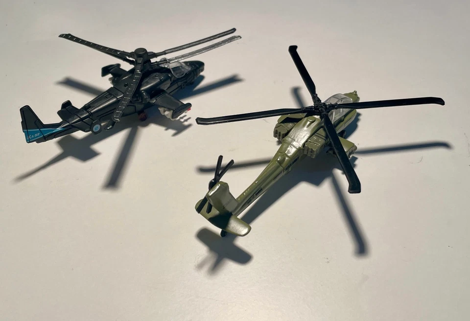 Helicóptero de ataque modelo fundido a presión 1:100 Kamov Ka-52 cocodrilo Boeing AH-64 Apache Foto 3 de 4