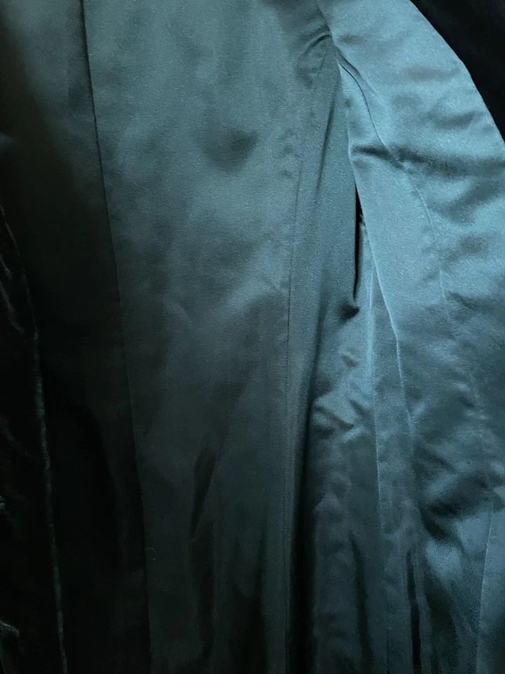 Vintage 1940s Green Velvet Evening Coat - Image 3 of 4