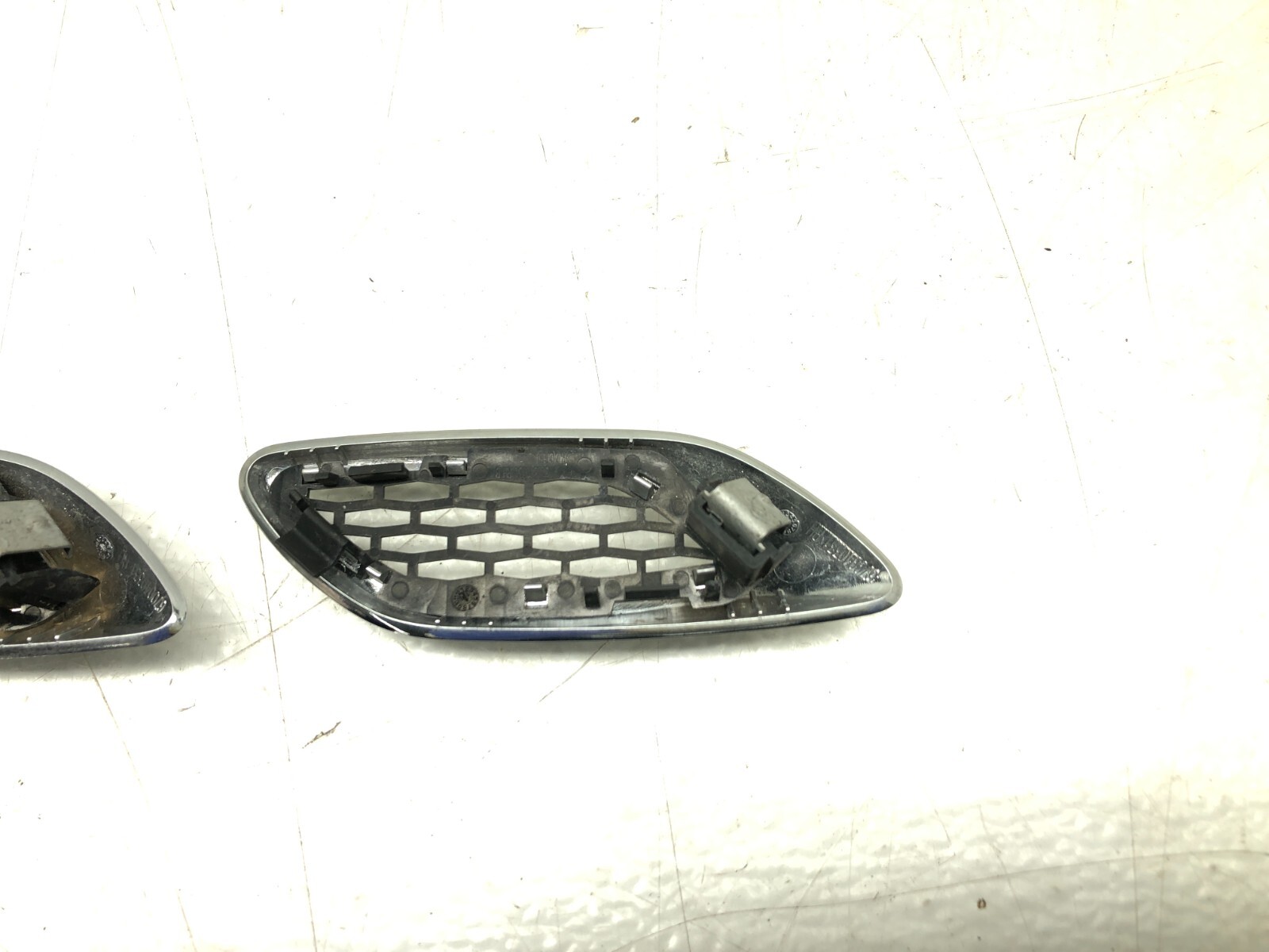 2017-2020 MASERATI LEVANTE RIGHT PASS FRONT FENDER VENT GRILL TRIM SET X3 OEM