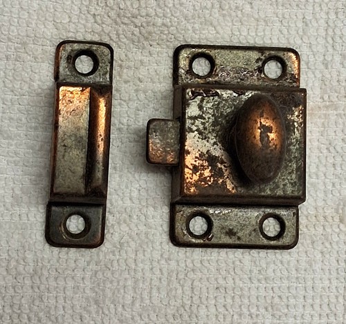 ANTIKER ZWEITEILIGER SCHRANK-/SCHRANKTÜRRIEGEL AUS MESSINGBESCHICHTETEM METALL, 1 3/4 X 1 7/8 - Bild 4 von 5