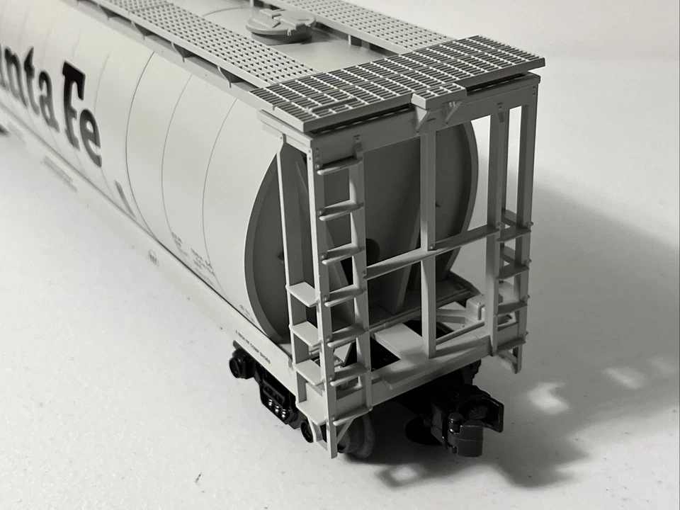 MTH 20-97421 - 4-Bay Cylindrical Hopper - Santa Fe #301411 - O Scale - Image 3 of 4