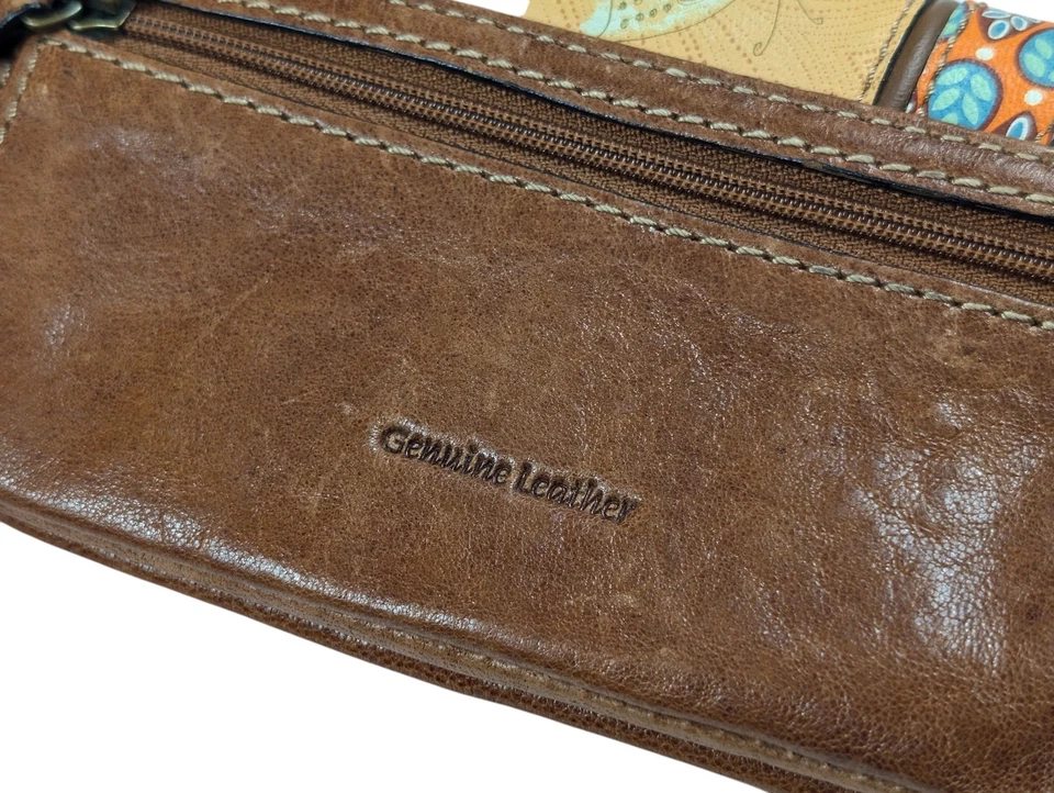 Cartera sin asas Fossil Talita con solapa marrón cuero genuino floral borde mariposa Foto 4 de 4