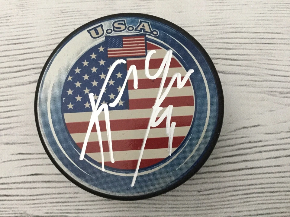 Disco de hockey firmado por Keith Yandle equipo de EE. UU. CERTIFICADO DE AUTENTICIDAD PSA/DNA a Foto 3 de 3