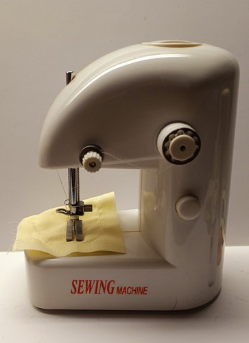 Two in One Sewing Machine Hand Hold or Desk Sewing Machine - 第 1/3 張圖片