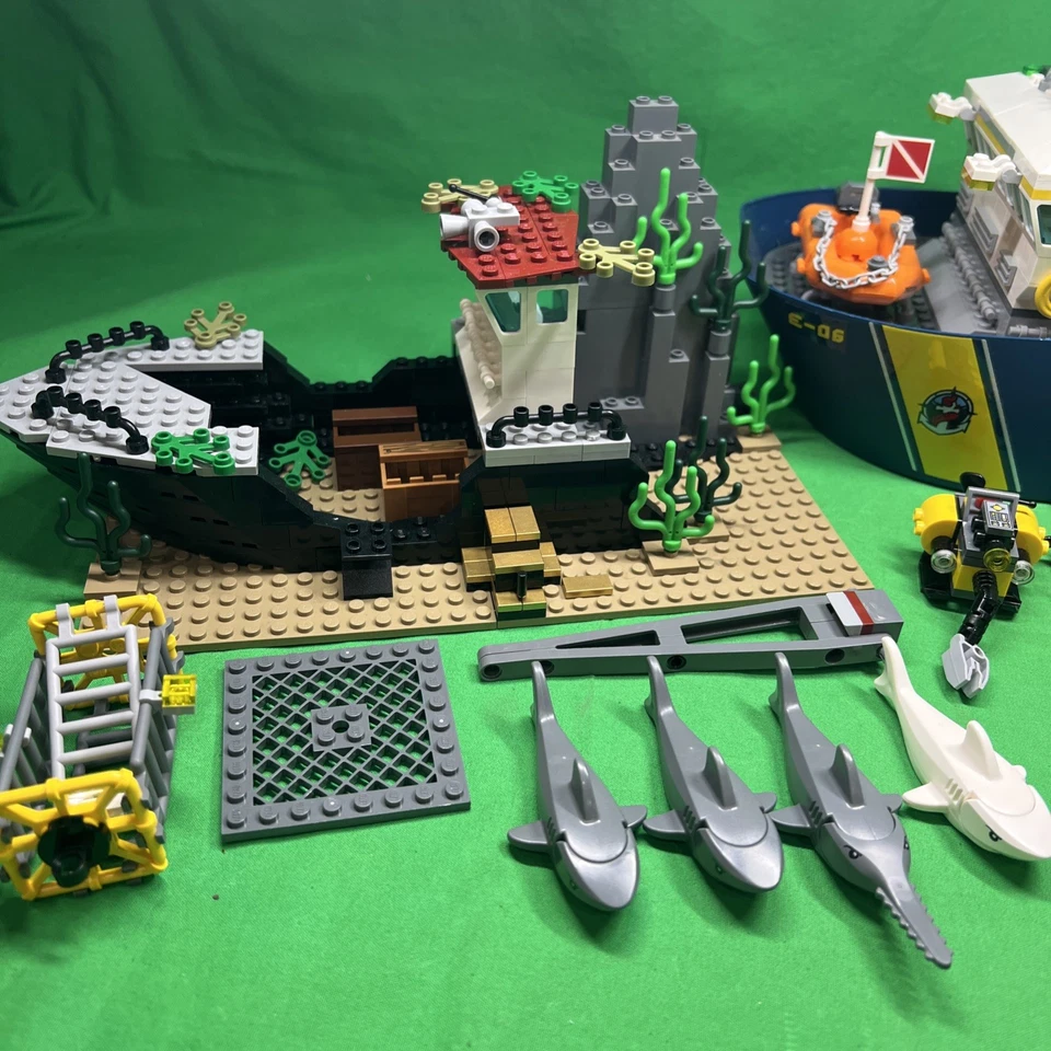 Lego City Deep Sea Exploration Vessel Set 60095 - Image 3 of 4