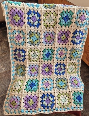 Baby Mädchen Decke gehäkelt handgefertigt Granny Square 100% Baumwolle 80cm x 55cm