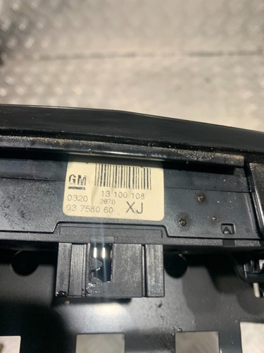 Vauxhall Astra 2010 estéreo envolvente moldura con interruptor de peligro y rejillas de ventilación 13100108 #2 - Imagen 6 de 6