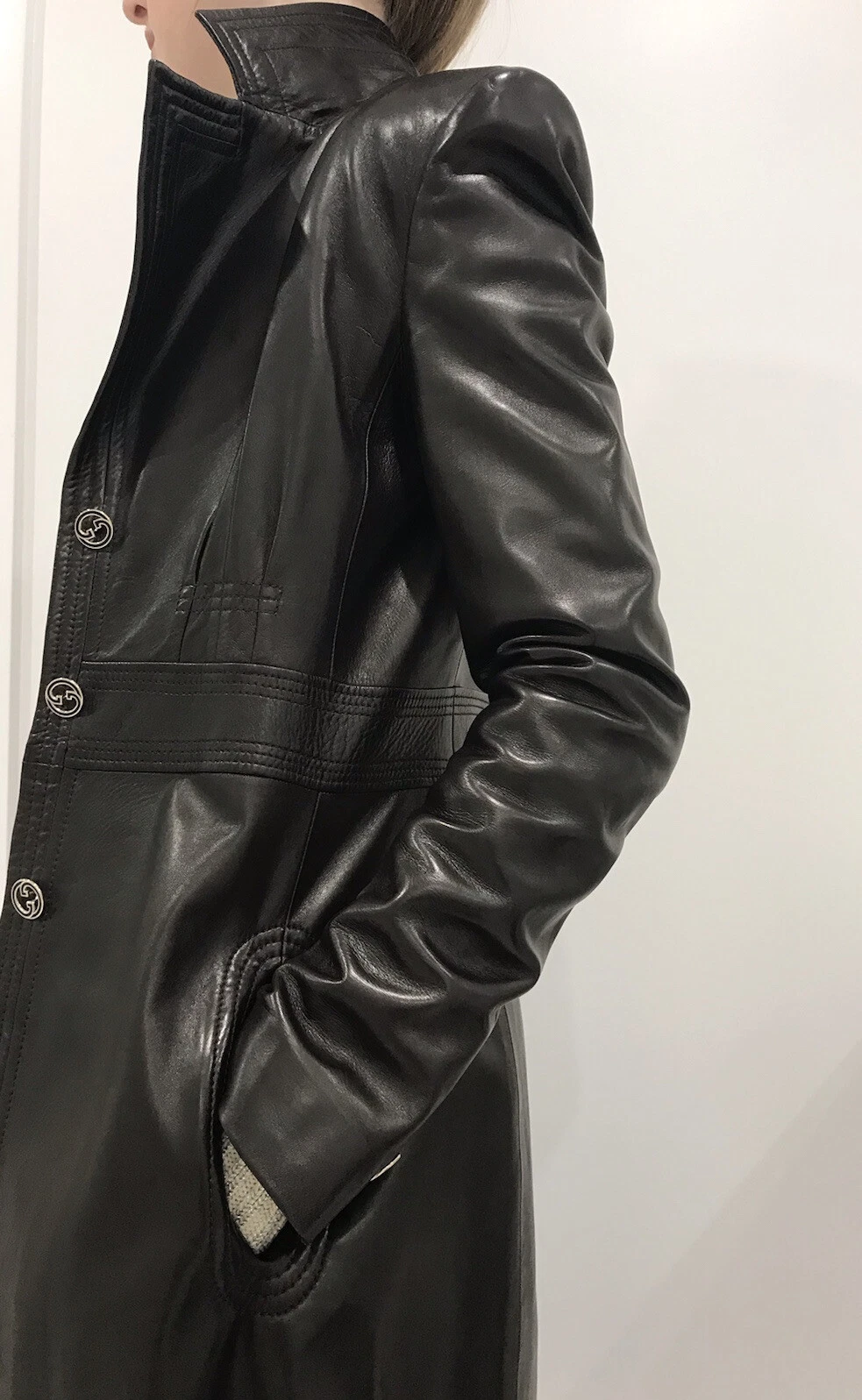 Cappotto lungo in pelle Gucci marrone cioccolato fondente.