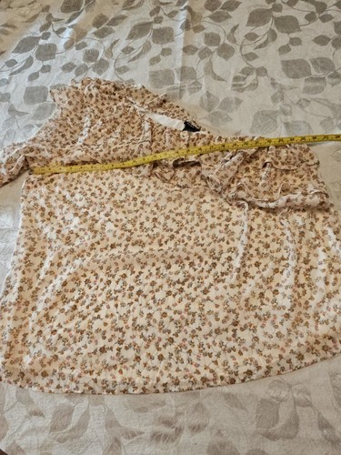 Camicia Torrid Donna 3X Beige Rosa Floreale Una Spalla Top Arruffata Boho Metallico - Foto 11 di 16