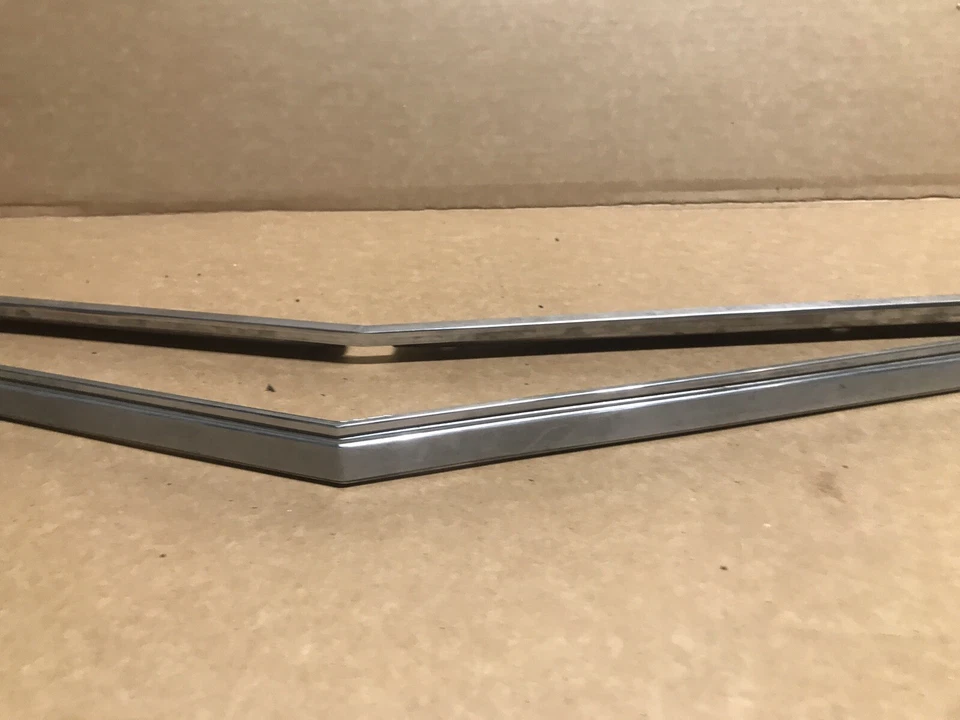 Cadillac Deville 1973 moldura cromada maletero y rejilla fabricante original bonito Foto 4 de 4