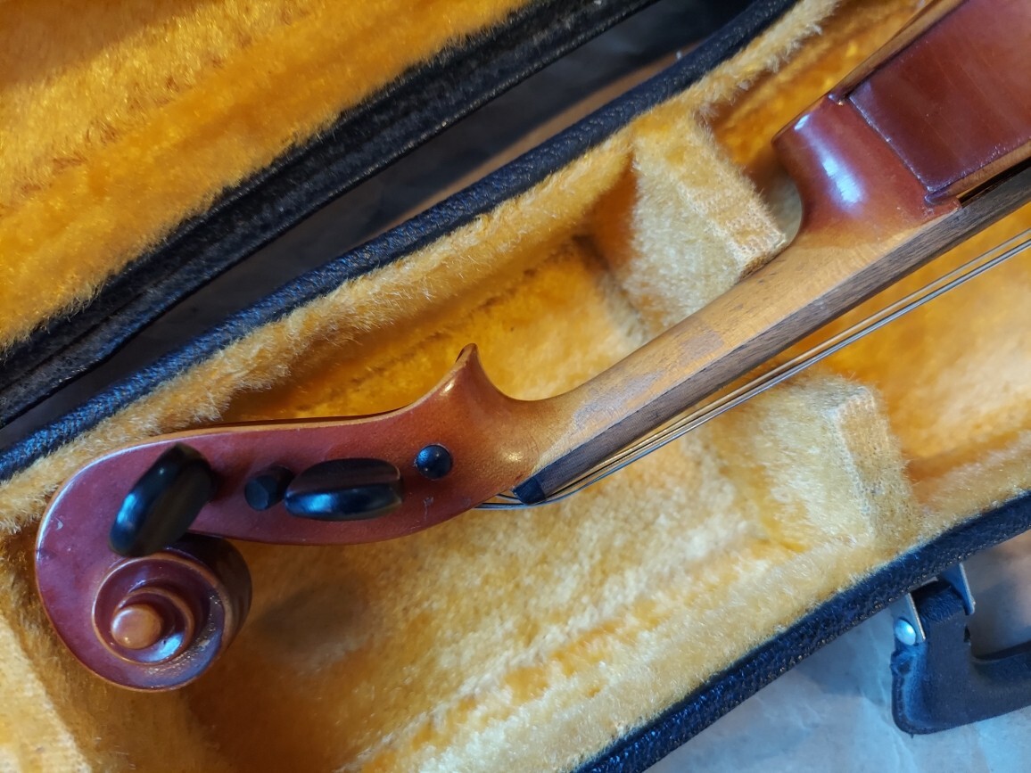 Suzuki 220 size 1/10 violin, Japan 1987, with case & bow Suzuki 220 size 1/10 violin, Japan 1987, with case & bow