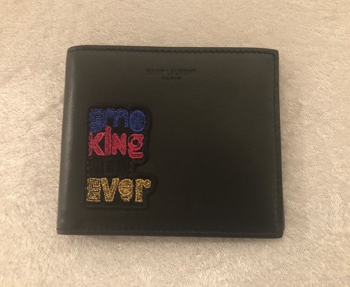 Neue Saint Laurent schwarze Leder-Geldbörse "Smoking Forever" Patch mit Doppelfaltung 395,00 $ - Bild 9 von 12