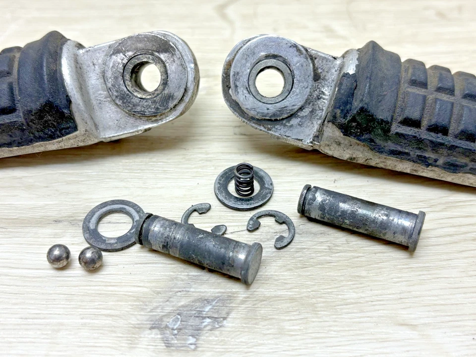 1988 - 1996 GSX600F 600 Katana Suzuki 原始设备制造商 左后乘客钉 脚钉 — 第 2/4 张图片