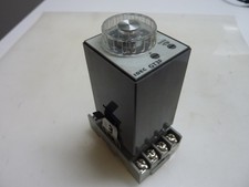 IDEC GT3F-2A D24 ELECTRONIC TIMER W/ IDEC BAS...