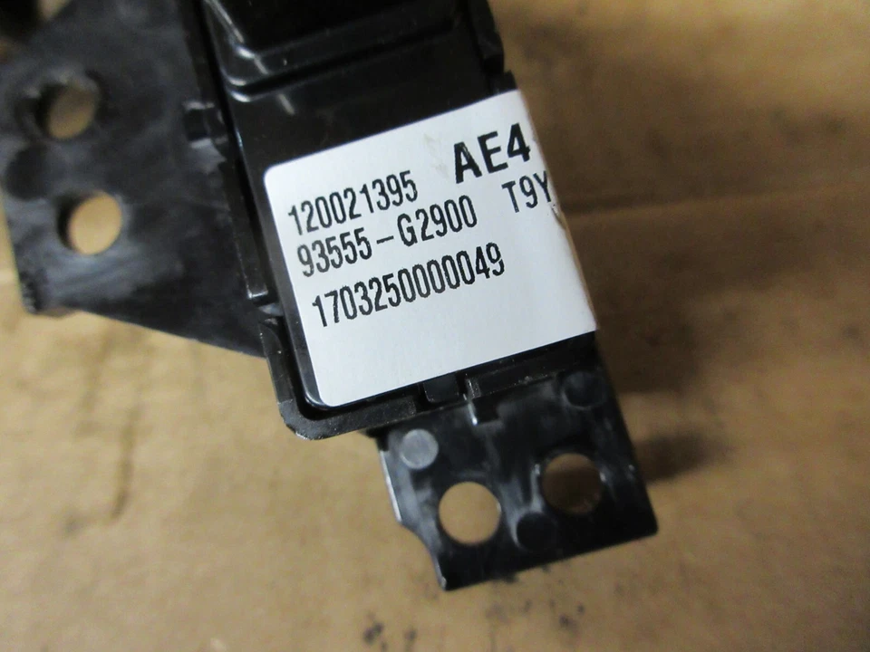 2018 HYUNDAI IONIQ 1.6 HYBRID 5DR AUTO FUEL RELEASE FLAP 93555-G2900 - Image 2 of 2