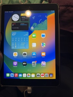 Apple iPad 5th Gen 9.7in 32GB Wi-Fi Silver Tablet 2GB RAM iPadOS MP2F2LL/A