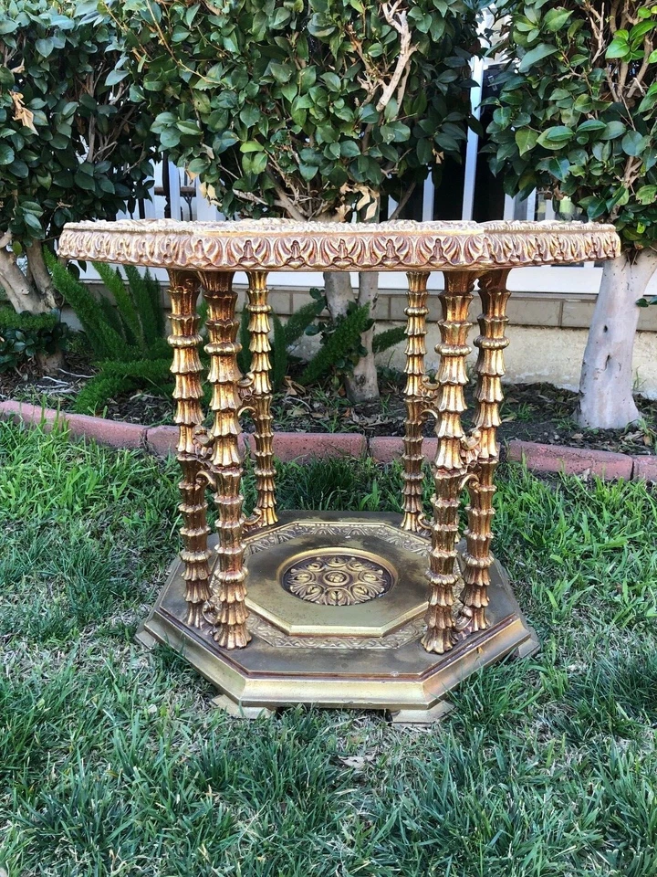 Mesa lateral vintage Hollywood Regency dourada com tampo de vidro  - Imagem 3 de 4