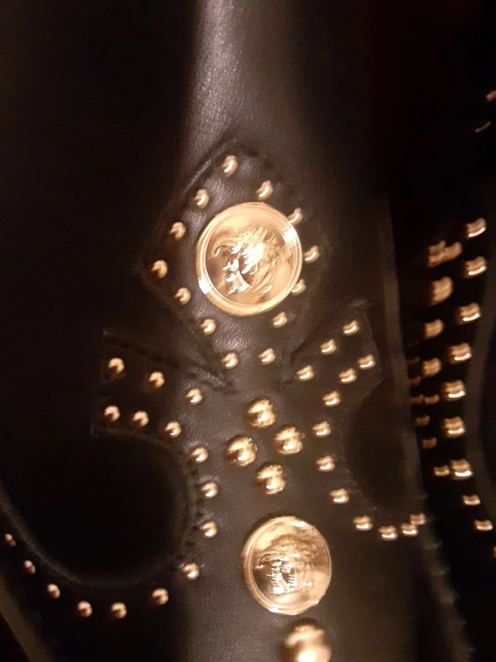 Sapatos de cowboy Versace feminino couro preto cravejado de metal Eur 38 EUA 8 - Imagem 2 de 4