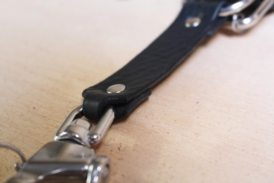 Arnés de cuero negro doble multicámara hecho a mano en Inglaterra Foto 3 de 4