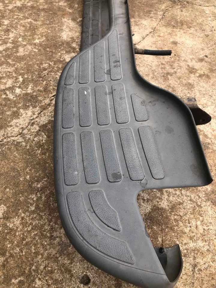 2001 - 2006 Chevrolet Tahoe Sport Utility conjunto de para-choque traseiro pintado OEM - Imagem 2 de 4