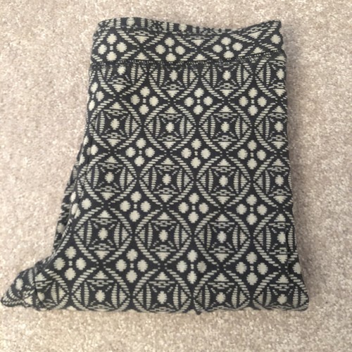 Hollister- Gray & Cream Tribal Print Leggings- SIZE XS - Picture 8 of 8