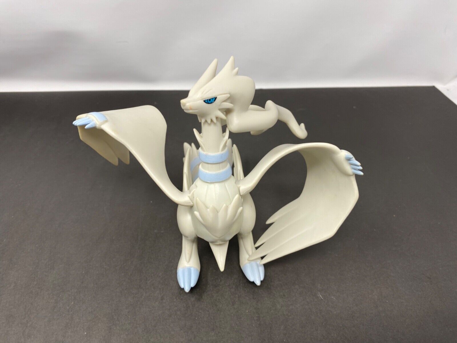 Reshiram Pelúcia Pokémon Licenciada Dragão Lendário 30cm em