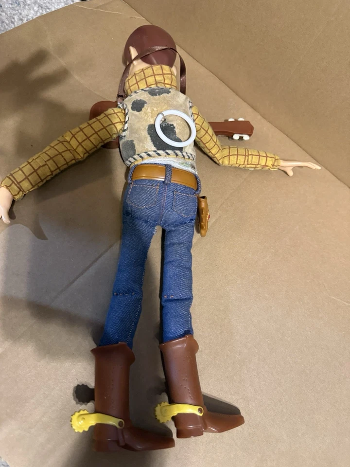 Toy Story Talking Woody Pull String Tocar Guitarra Hasbro Figura No Funciona Sin Sombrero Foto 2 de 4