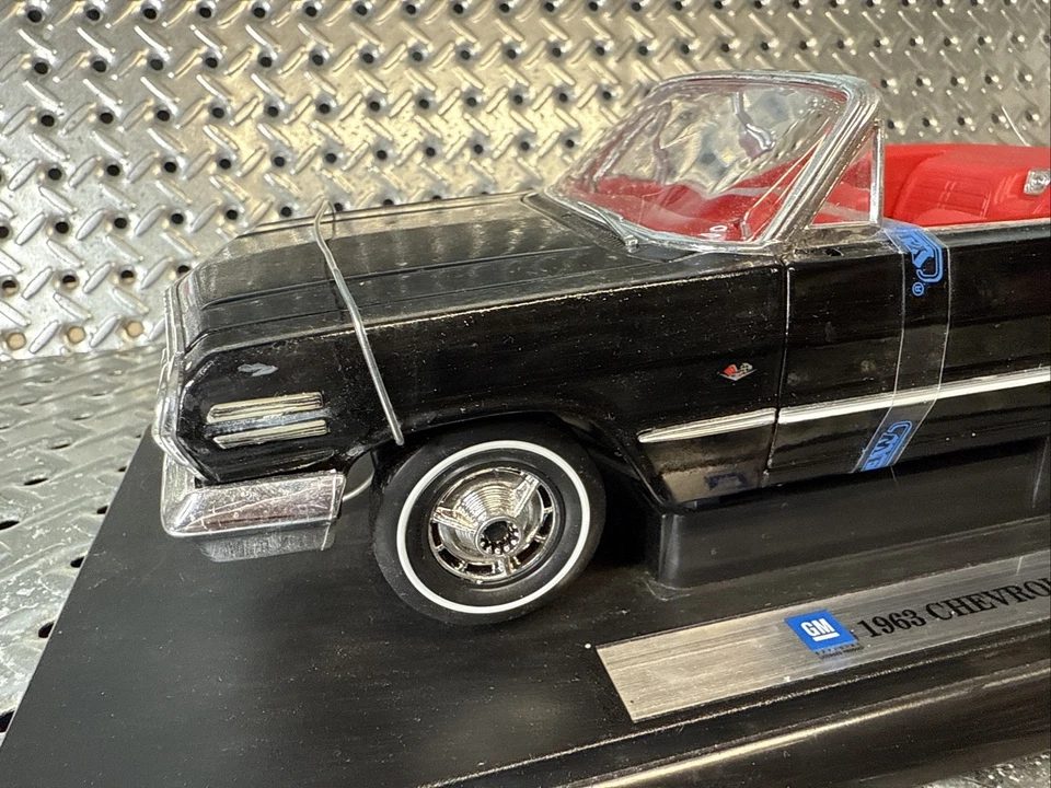Chevrolet Impala 1963 negro convertible escala 1/18 (sin caja) Foto 4 de 4
