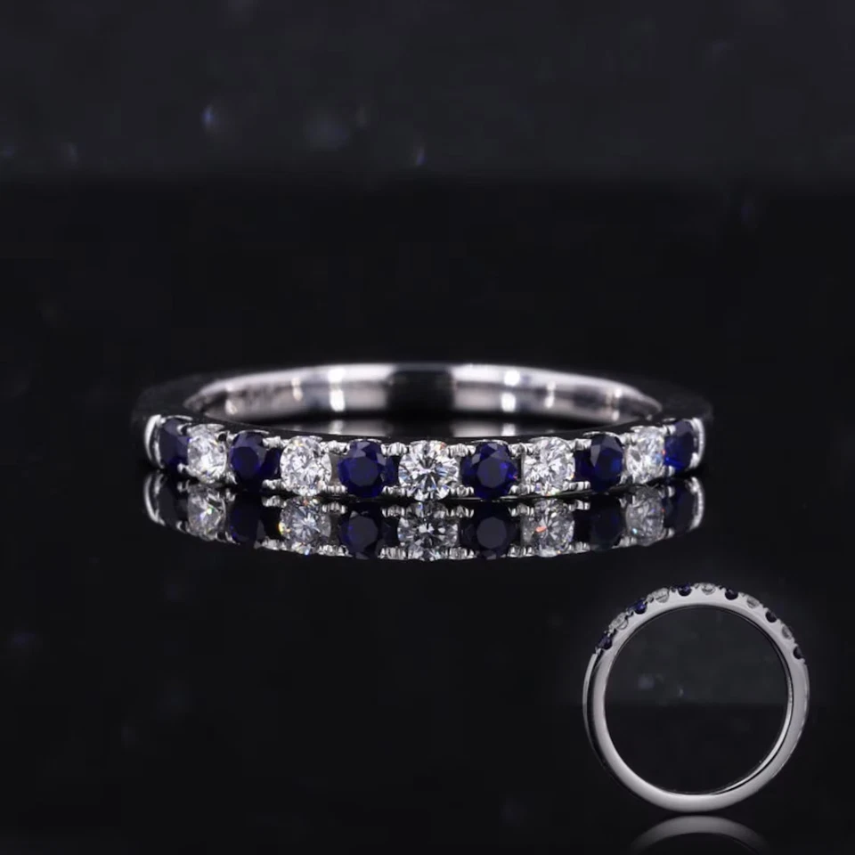 Alianza redonda de eternidad de diamantes y zafiros naturales de 0,60 quilates de oro blanco de 14 quilates 6 Foto 3 de 4