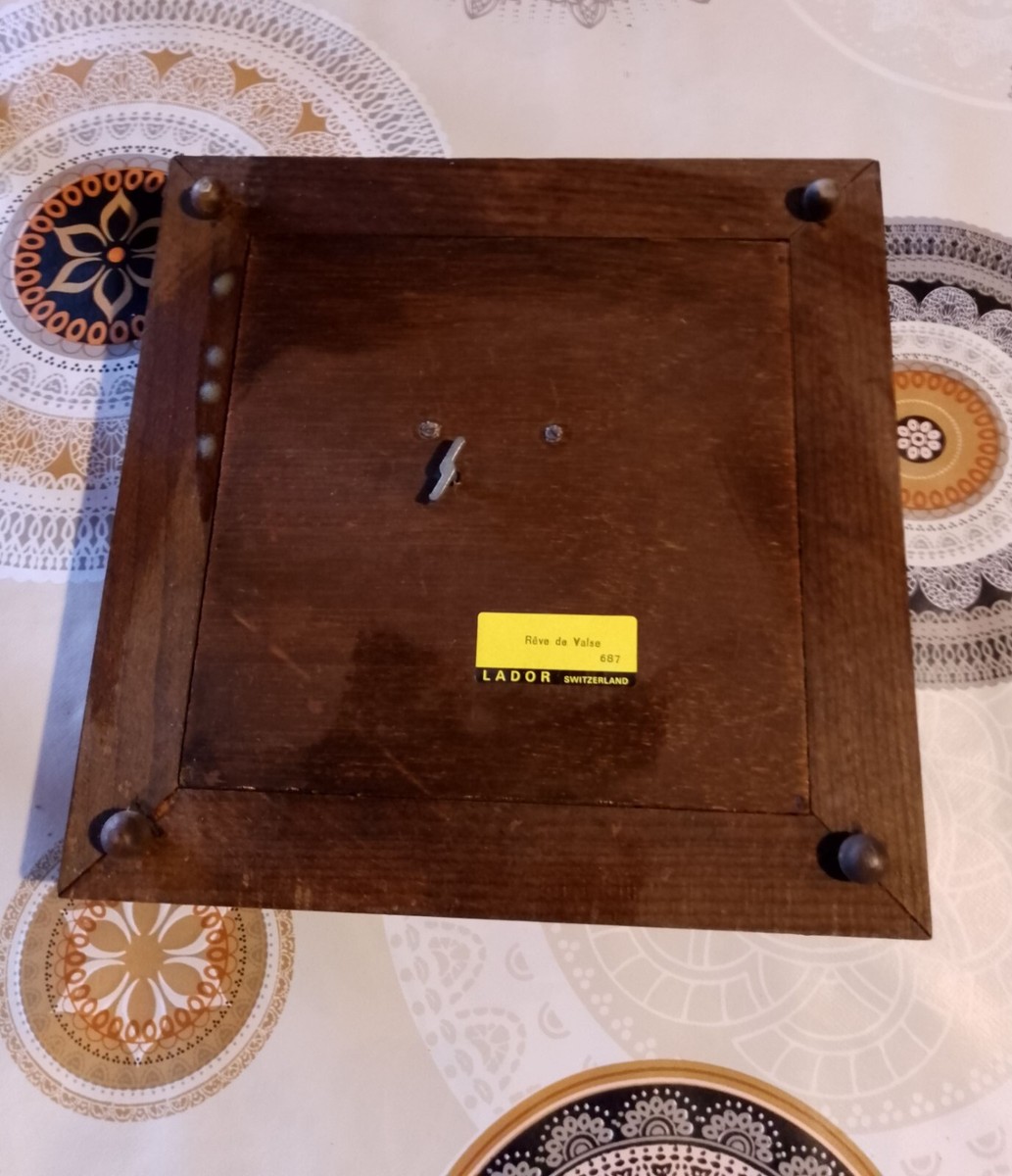 Dessous Plat Musical Ancien Lador - Bois Et Faïence - Rêve De Valse N°687