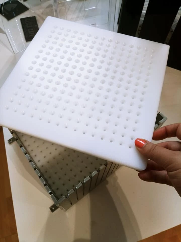 CUBO FABBRICA 100 ARROSTICINI BARBECUE TAGLIASPIEDINI IN INOX E POLIETILENE - Immagine 3 di 4