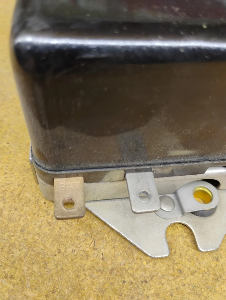 Regulador de voltaje Hudson 1940-48 con relé recortado NORS hecho en EE. UU. Foto 4 de 4