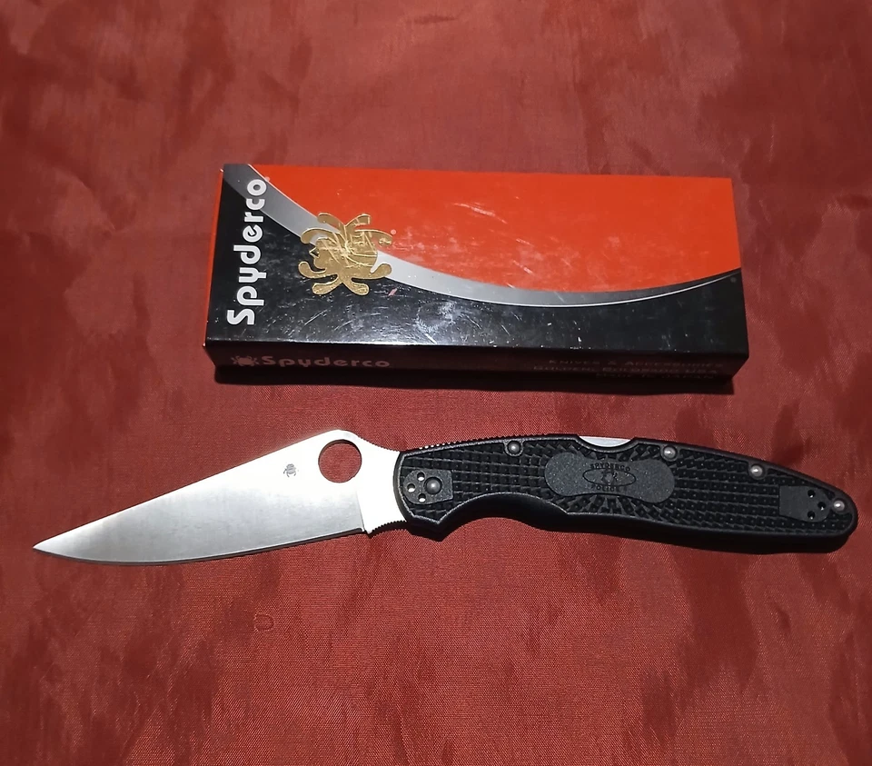 Faca dobrável Spyderco Police 4 leve lâmina de aço VG10, preta - Imagem 4 de 4