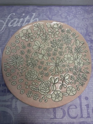 Plato de cerámica Anthropologie Dorotea rosa floral en relieve de 8 pulgadas - Imagen 1 de 4