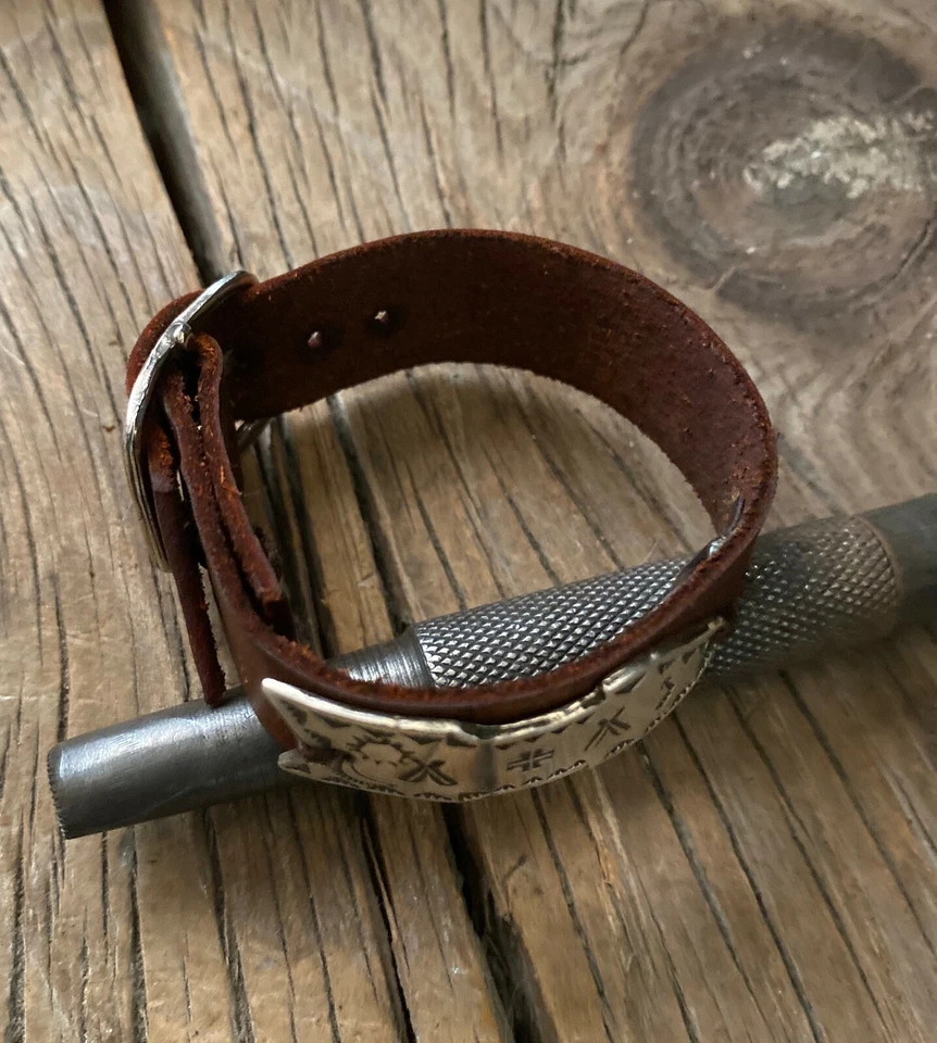 圣丹斯皮革冲压纯银箭头袖口手链手工锻造 — 第 2/3 张图片