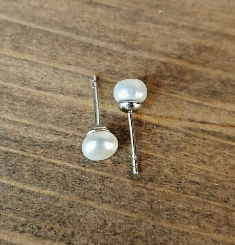 Freshwater Pearl Earrings 6mm (Studs 