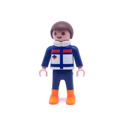 Personnage Playmobil Moderne Homme Châtain En T-shirt, Pantalon Bleu Et Baskets