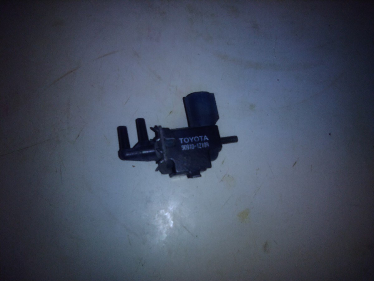 TOYOTA CAMRY ES300 GENUINE VACUUM SWITCH VALVE # 90910-12109 or