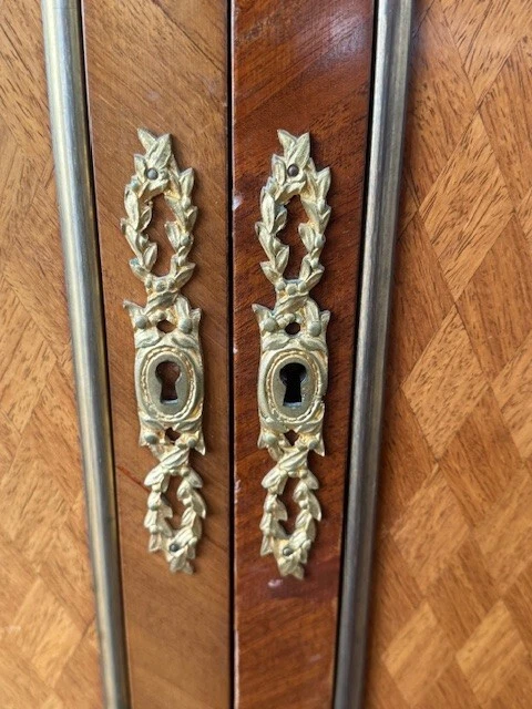 Antigo francês Credenza com tampo de mármore branco Carrera e sobreposição dourada - Imagem 4 de 4