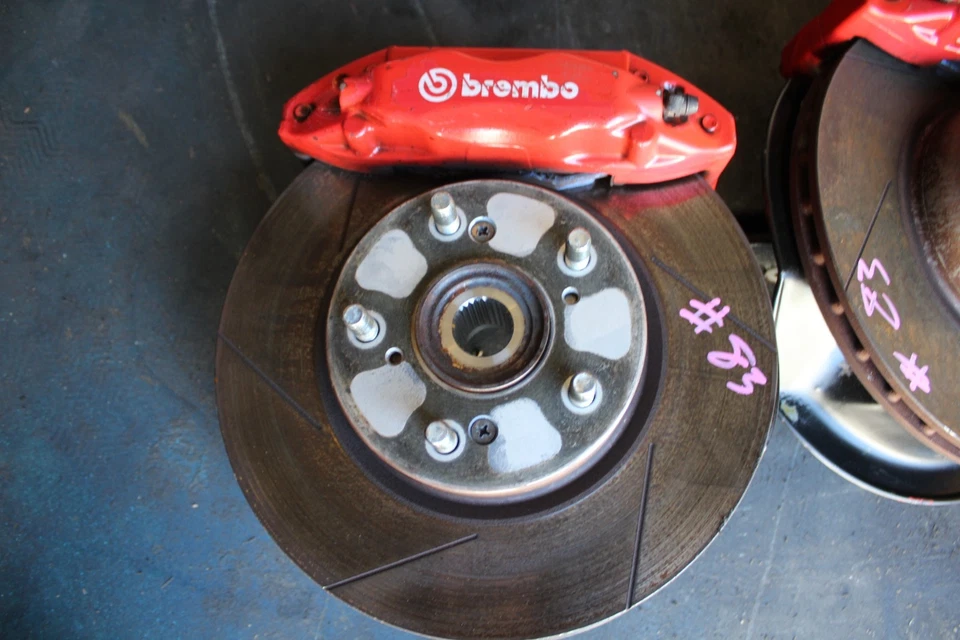 Juego de pinzas de freno delanteras Brembo genuinas Honda Integra tipo R DC5 JDM usadas Foto 3 de 4